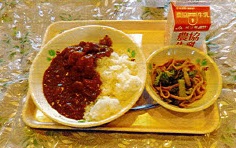 給食で提供された黒にんにくパスタ